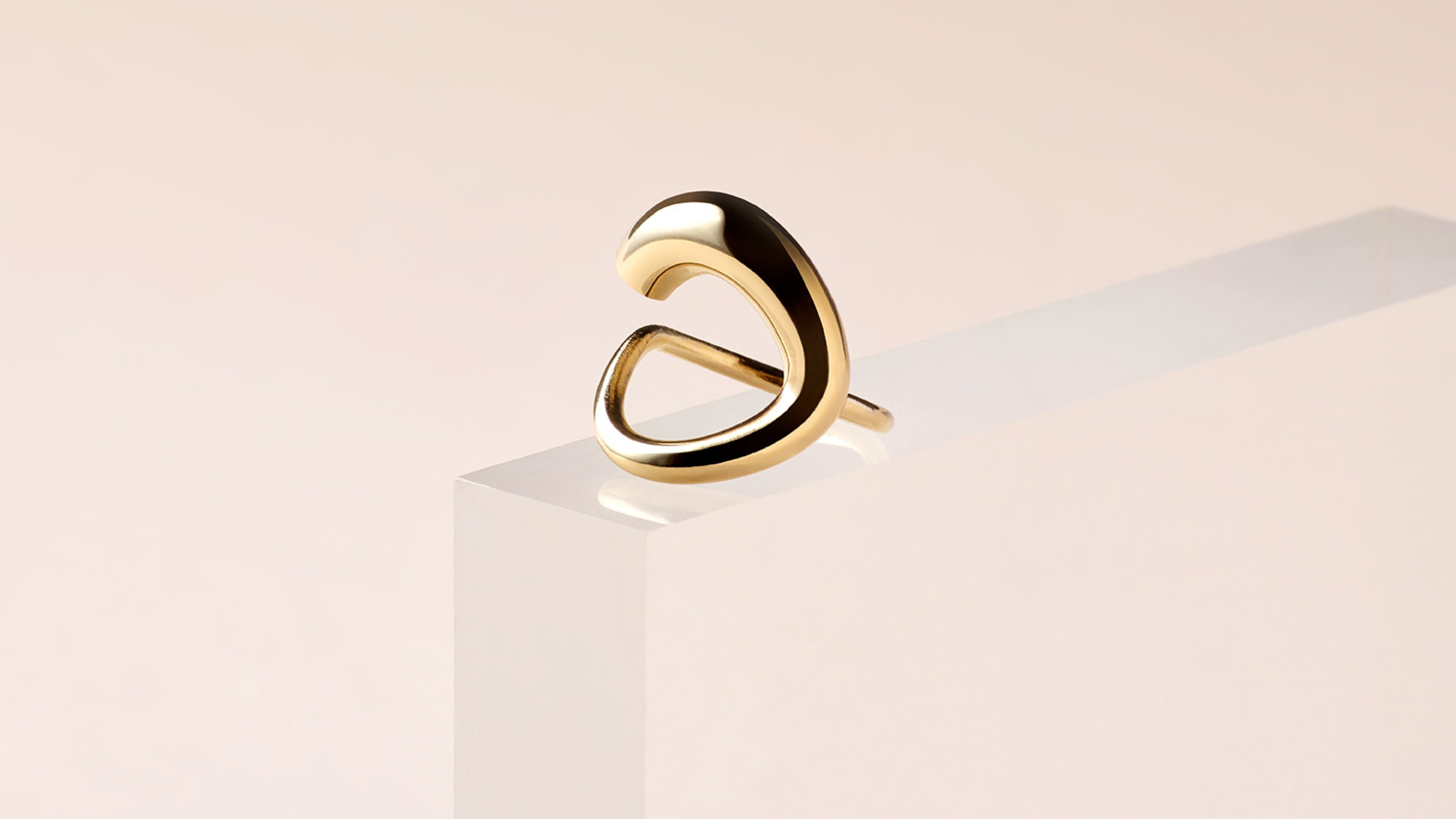 <span><span>Fotograf&iacute;a de un anillo para mostrar la direcci&oacute;n fotogr&aacute;fica para RACHEL </span><span>DOURADO</span><span>. Dise&ntilde;ado por el estudio </span><span>esiete</span><span> de branding y comunicaci&oacute;n.</span></span>